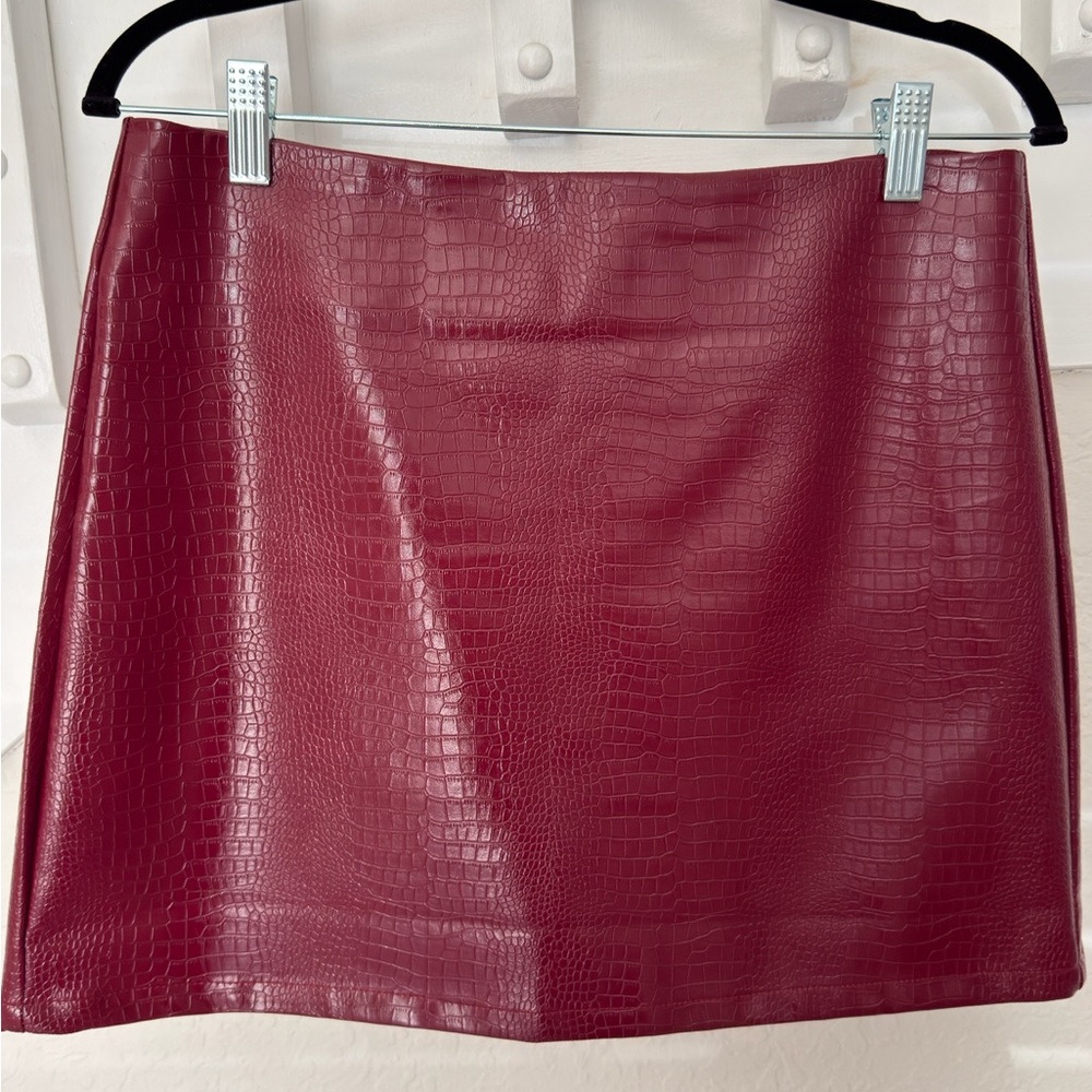 Women's Faux Croc Mini Skirt - Burgundy